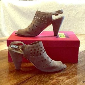 8.5N. Taupe suede! Super cute, barely worn